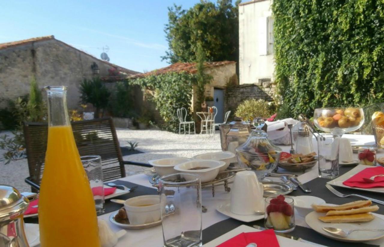 La Maison Du Baloir Thaire Exterior photo
