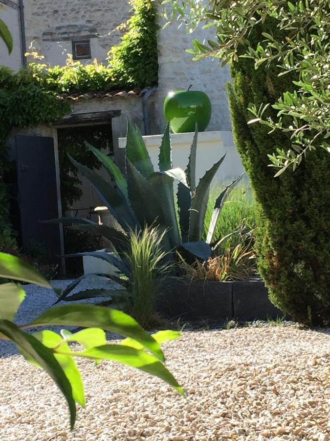 La Maison Du Baloir Thaire Exterior photo