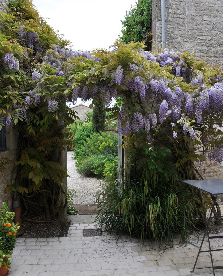 La Maison Du Baloir Thaire Exterior photo