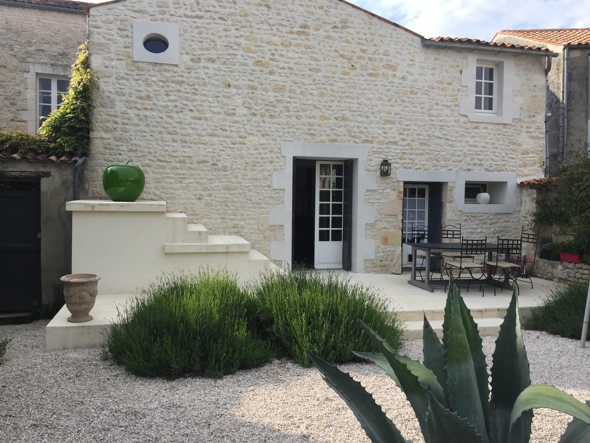 La Maison Du Baloir Thaire Exterior photo